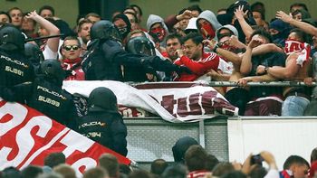 La imagen del enfrentamiento de los hinchas alemanes con la policía madrileña La imagen del enfrentamiento de los hinchas alemanes con la policía madrileña