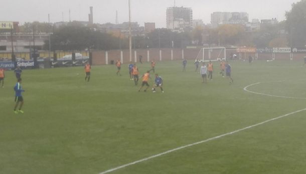 El Xeneize entrenó bajo una densa niebla