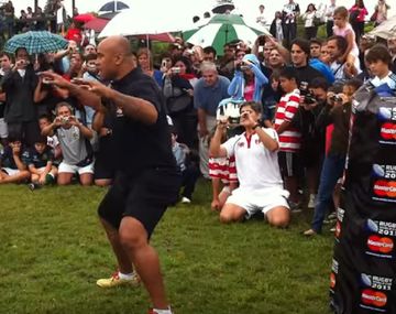 El día que Jonah Lomu enseñó el haka a cientos de chicos argentinos