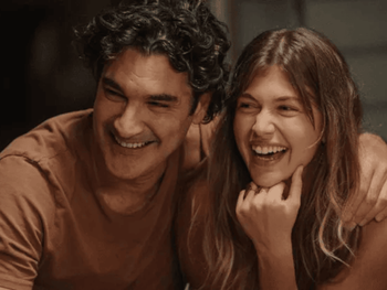 El maestro y la música azul, la serie griega que la está rompiendo.