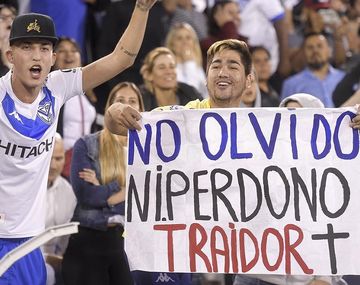 Le prohíben la entrada a un hincha de Vélez por una bandera contra Mauro Zárate
