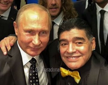 Maradona sonriente junto a Putín