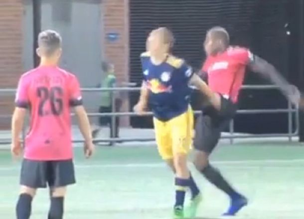 La espeluznante y traicionera patada que mandó a un jugador al hospital