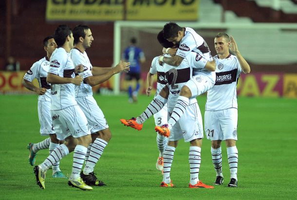 Lanús golpeó de entrada y derrotó a Colón, que puede perder la punta