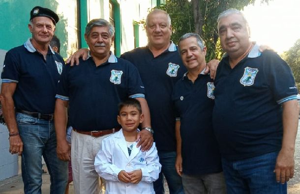 El mejor inicio de clases para Agustín, el nene que honra a su abuelo veterano en Malvinas