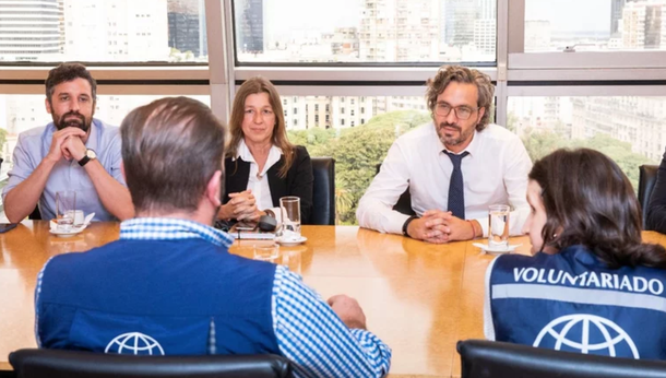 Cafiero recibió a la misión de Cascos Blancos que regresó a Argentina