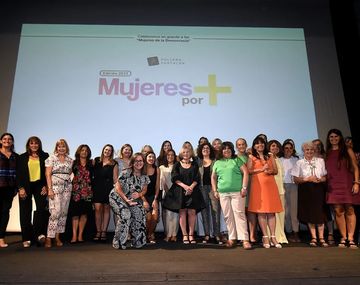 Pollera Pantalón reconoció a las Mujeres de la Democracia con el premio Mujeres por Más