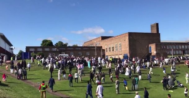 Un auto atropelló a seis personas durante una fiesta musulmana en Newcastle