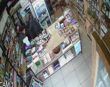 Como no le gustó la respuesta de empleado de un negocio lo golpeó y rompió el local: el video