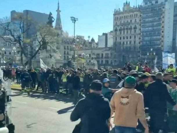Tensión frente al Congreso: Gendarmería avanza sobre manifestantes mientras el Senado debate