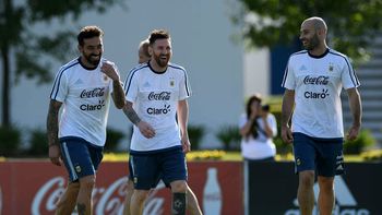 Lavezzi, Messi y Mascherano, los rosarinos de la Selección se divierten Lavezzi, Messi y Mascherano, los rosarinos de la Selección se divierten