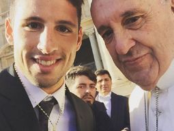 la selfie de calleri con el papa francisco: ¿que mira maradona jr? la selfie de calleri con el papa francisco: ¿que mira maradona jr?