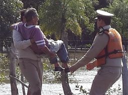 mas de 70 familias evacuadas por la crecida del rio parana mas de 70 familias evacuadas por la crecida del rio parana