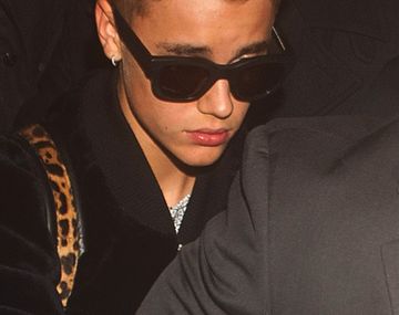 Graban a Justin Bieber haciendo pis en un balde