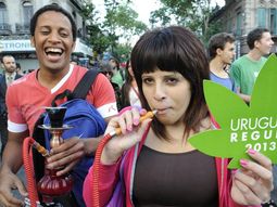 Uruguay: la distribución legal de marihuana se retrasa hasta 2015 por dificultades prácticas
