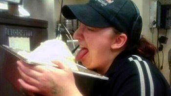 empleada de local de comida rapidas lame el pure de papa empleada de local de comida rapidas lame el pure de papa