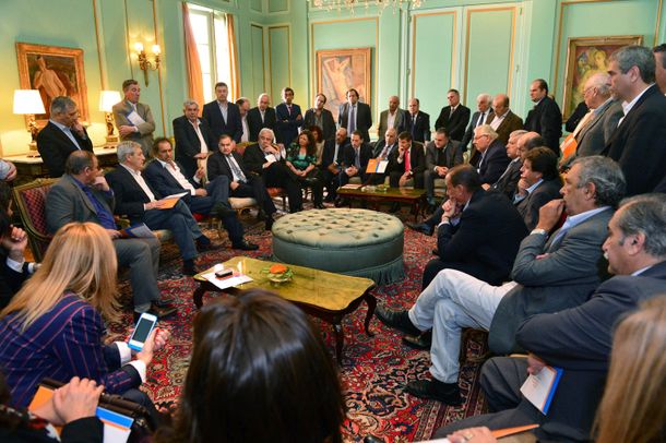 Daniel Scioli se mostró con medio centenar de intendentes bonaerenses