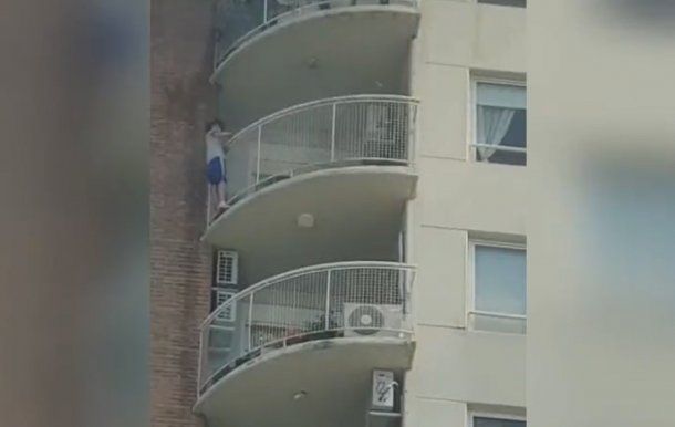 VIDEO: Un nene se colgó del balcón de un piso 13 para escapar de un incendio en Tigre
