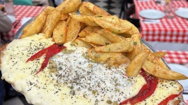  Los dos bodegones de Buenos Aires que preparan un matambre a la pizza que no te podés perder