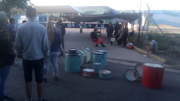 Maleteros bloquean el acceso a la ferroautomotora