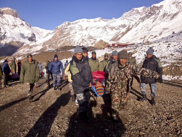 Unos 27 muertos y 300 desaparecidos por las nevadas en el Himalaya
