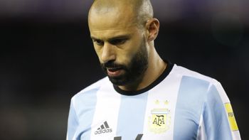 Javier Mascherano no quiere saber nada con volver a jugar de defensor. Javier Mascherano no quiere saber nada con volver a jugar de defensor.