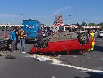 Choque y vuelco en la Autopista Perito Moreno: un gendarme muerto y otro herido