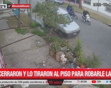 Violento robo en Castelar: lo encerraron y lo tiraron al piso para quitarle la moto 