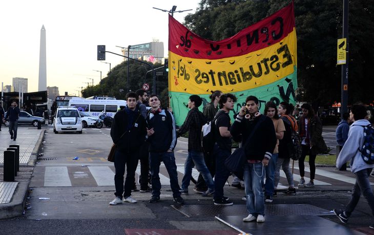 Estudiantes marcharon contra la nueva secundaria y el centro fue un caos