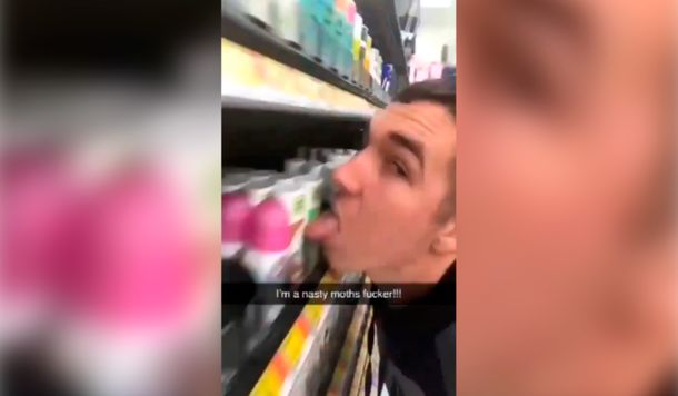 Coronavirus: un&nbsp;joven en Estados Unidos se&nbsp;grab&oacute; lamiendo productos en un supermercado&nbsp;