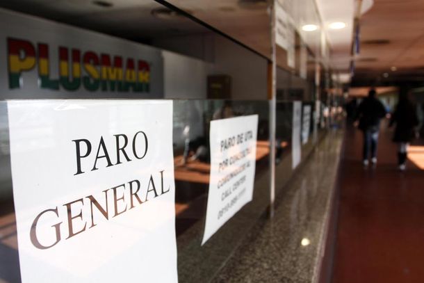 Pasajeros bloquean los accesos a la terminal de Retiro