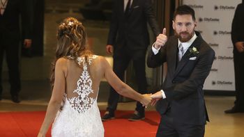 La espalda del vestido de Antonela Roccuzzo y Lionel Messi La espalda del vestido de Antonela Roccuzzo y Lionel Messi