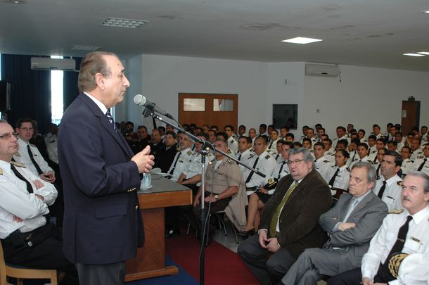 Arturo Puricelli visitó a los marinos de la Fragata Libertad