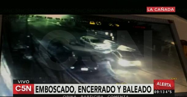 Lo encierran con dos autos para robarle, pero logra escapar