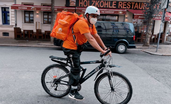 Era ministro en Afganistán y terminó haciendo bici delivery en Alemania Era ministro en Afganistán y terminó haciendo bici delivery en Alemania
