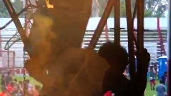 un cuartetero recibe una descarga electrica durante un show y cae del escenario un cuartetero recibe una descarga electrica durante un show y cae del escenario