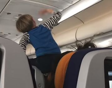 El chico gritó sin parar durante las ocho horas de viaje