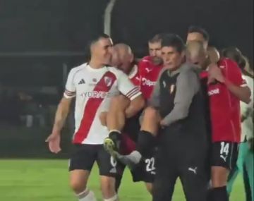 Preocupación total por el Kun Agüero: jugaba en el torneo Senior y lo retiraron en andas