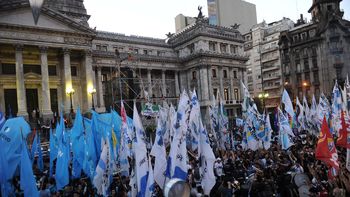 multitudinario festejo en el congreso por la ley de medios multitudinario festejo en el congreso por la ley de medios