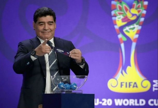 Diego Armando Maradona en el sorteo del Mundial Sub 20