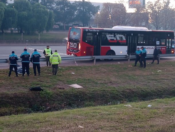Subieron a asaltar a cinco pasajeros de un colectivo 60 y dos eran policías: delicuente muerta