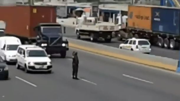 Un policía cruza una autopista a pie para rescatar a un cachorro