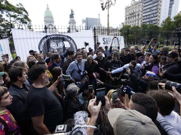 Camarazo frente al Congreso en solidaridad con Pablo Grillo: Fuera, Bullrich, fuera