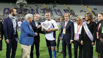 Gabriel Batistuta volvió a jugar: hizo tres goles y lloró de emoción al ser reconocido ciudadano de honor de Florencia Gabriel Batistuta volvió a jugar: hizo tres goles y lloró de emoción al ser reconocido ciudadano de honor de Florencia