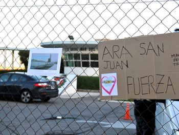 Carteles de apoyo a los tripulantes del submarino ARA San Juan, en la base naval de Mar del Plata.