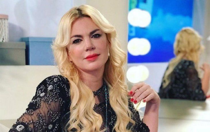 El descargo de Esmeralda Mitre tras limpiar su celular con la lengua