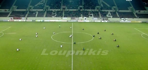 Histórico: 22 jugadores sentados en pleno partido para protestar por los refugiados