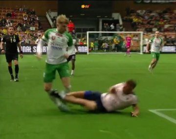 La violenta patada de Podolski en un amistoso que casi termina en tragedia