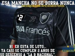 los afiches de boca cargando a river por la camiseta negra los afiches de boca cargando a river por la camiseta negra