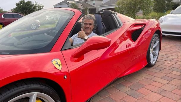 Uno de los hobbies de Massacessi es coleccionar autos de lujo. Uno de los hobbies de Massacessi es coleccionar autos de lujo.